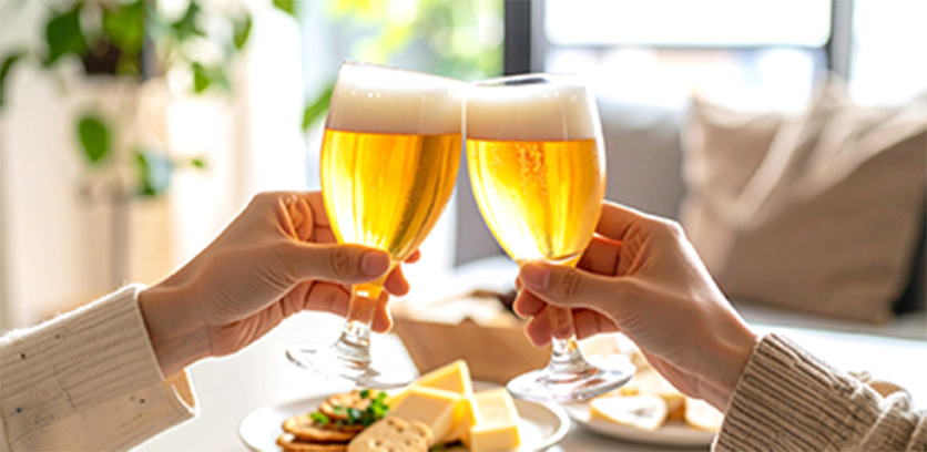 ビールを乾杯する画像