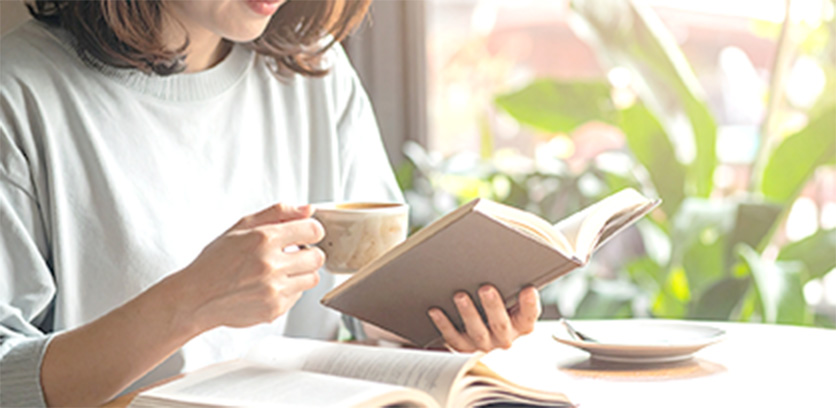 読書をする女性の画像