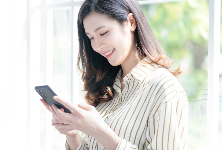 スマホを操作する女性